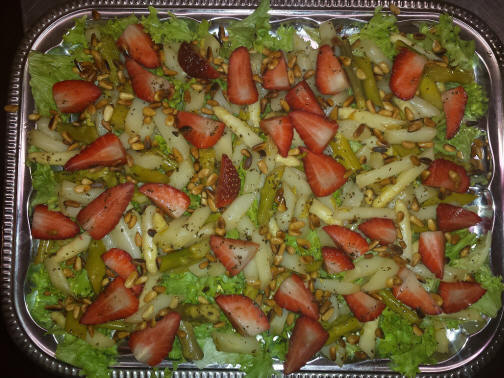 Spargelsalat mit grnen und weien Spargel, Dressing aus Walnussl 